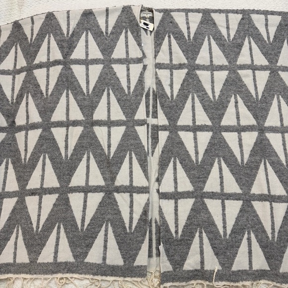 NWT World Market Geometric Fringe Cape Wrap Poncho Gray And White One Size - Picture 4 of 8